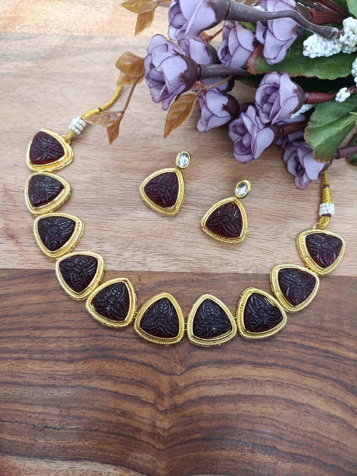 Beautiful and fashionable party were necklace tringle