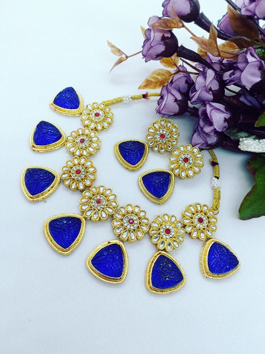 Beautiful and fashionable party were necklace tringle