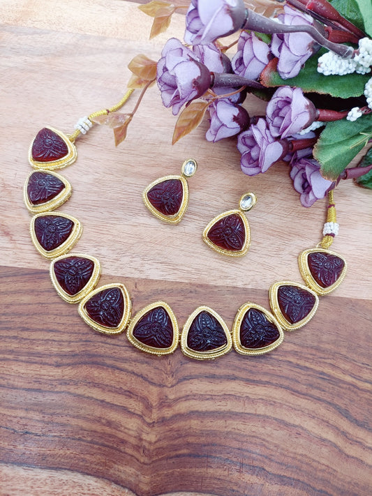 Beautiful and fashionable party were necklace tringle