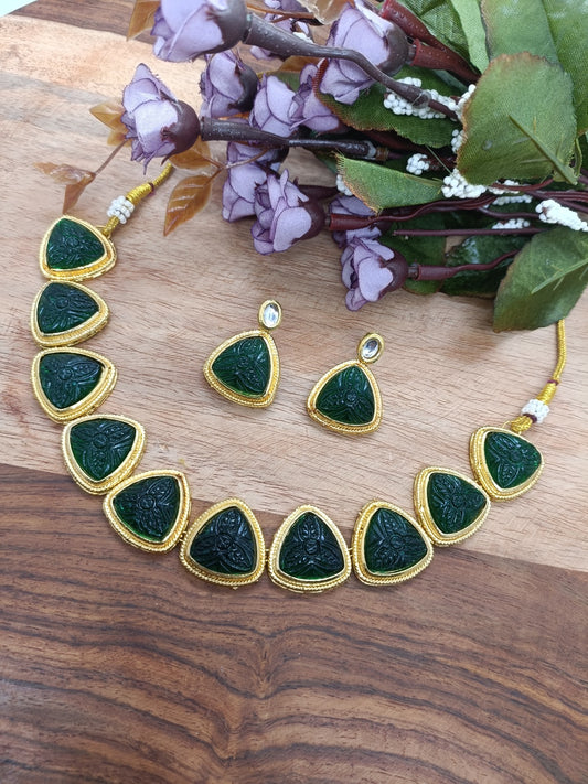 Beautiful and fashionable party were necklace tringle